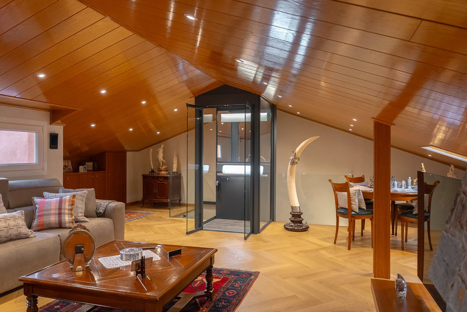 Ascensor Aritco HomeLift Access de cristal y paneles en antracita · Vivienda unifamiliar en Sabadell con escalera de madera · vista general