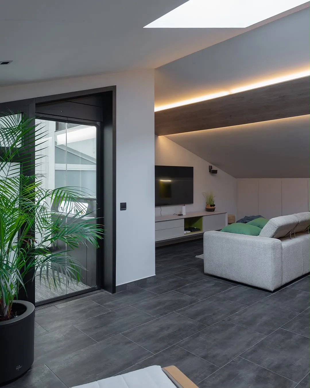 Ascensor Aritco HomeLift Access de cristal en negro · Vivienda unifamiliar en Centelles · vista general