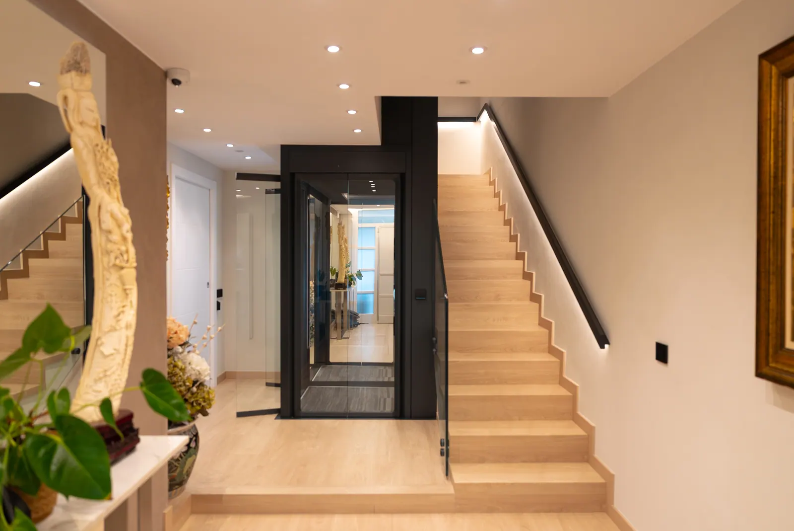 Ascensor Aritco HomeLift Access de cristal y paneles en antracita · Vivienda unifamiliar en Sabadell con escalera de madera · vista general