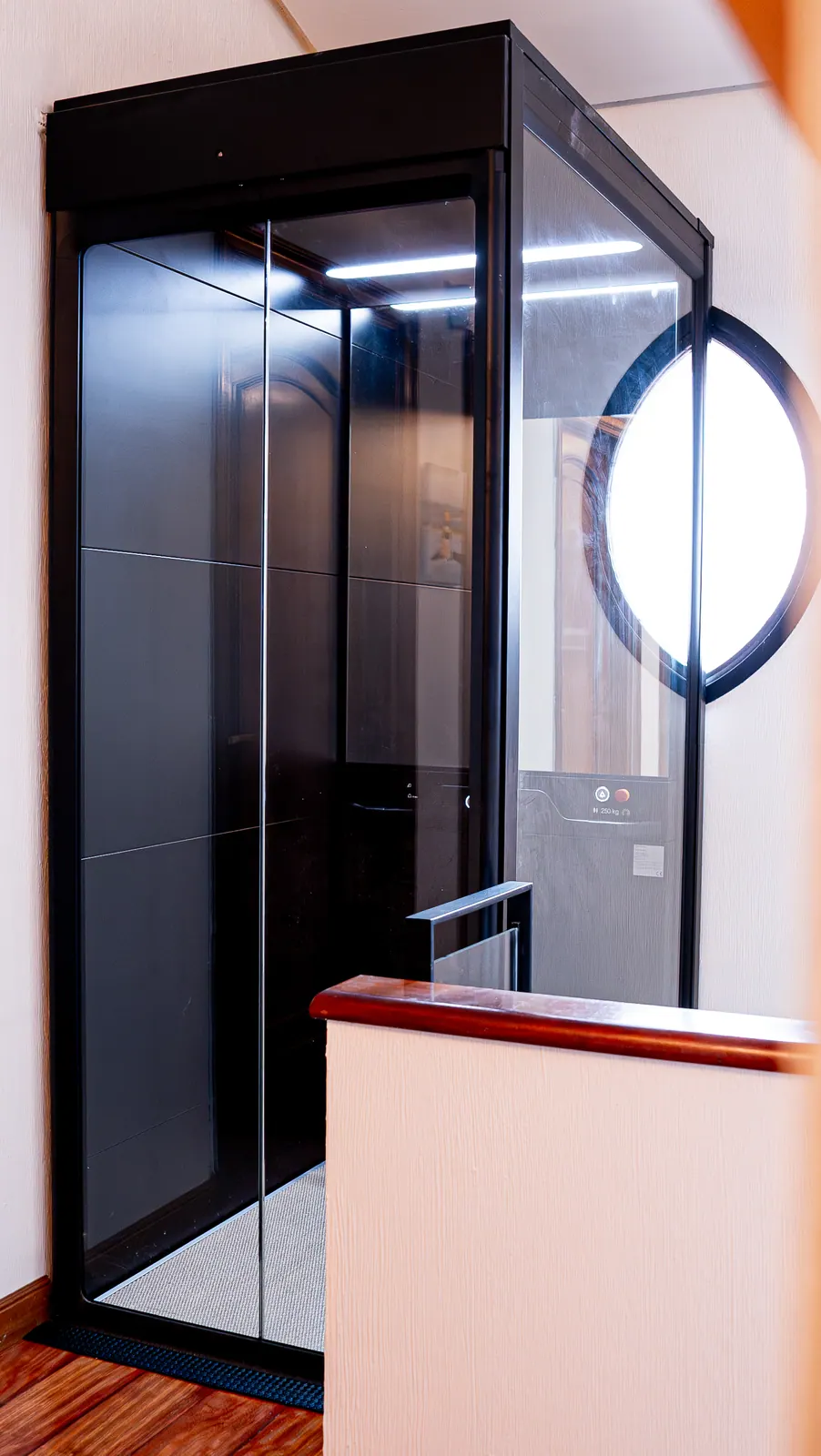 Ascensor Aritco HomeLift Compact de cristal y paneles en negro · Vivienda unifamiliar en El Viso, Madrid · vista general