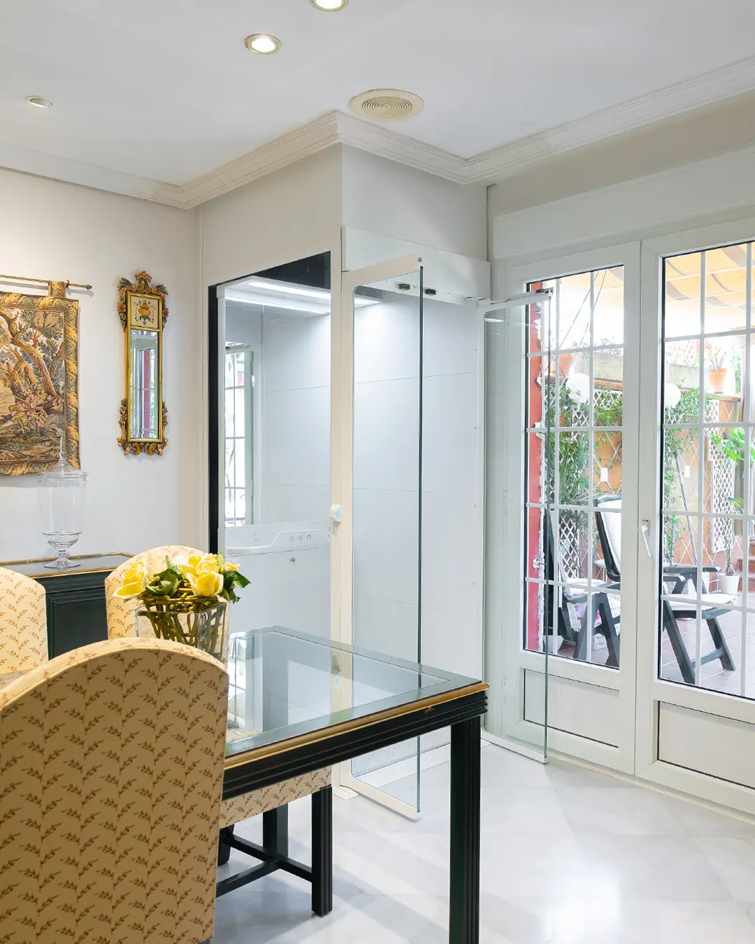 Ascensor Aritco HomeLift Compact de cristal y paneles en blanco · Vivienda unifamiliar con patio en Córdoba · vista general
