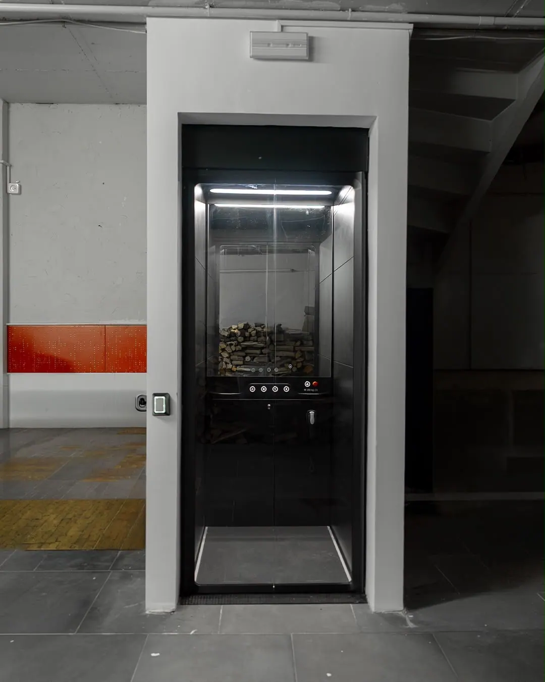 Ascensor Aritco HomeLift Compact de cristal en negro · Vivienda unifamiliar en Sabadell con ascensor junto a la chimenea · vista general