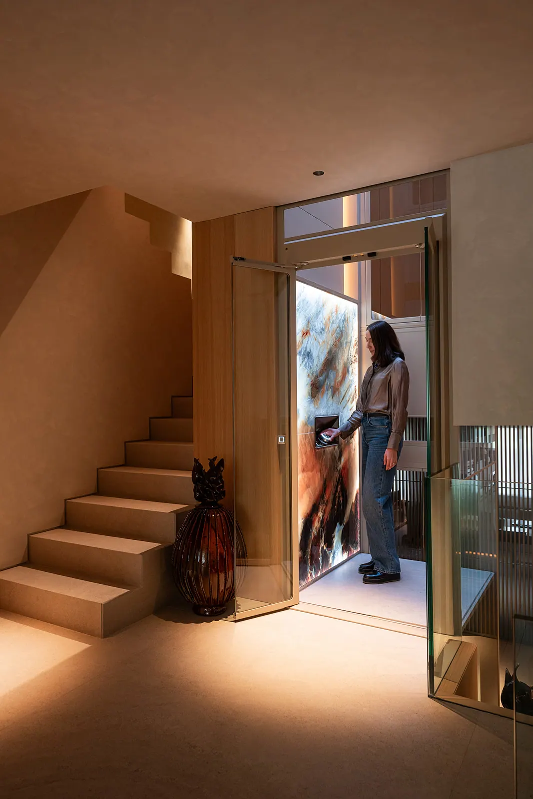 Ascensor Aritco HomeLift de cristal y paneles en champagne · Vivienda unifamiliar con DesignWall personalizado en Madrid · vista general