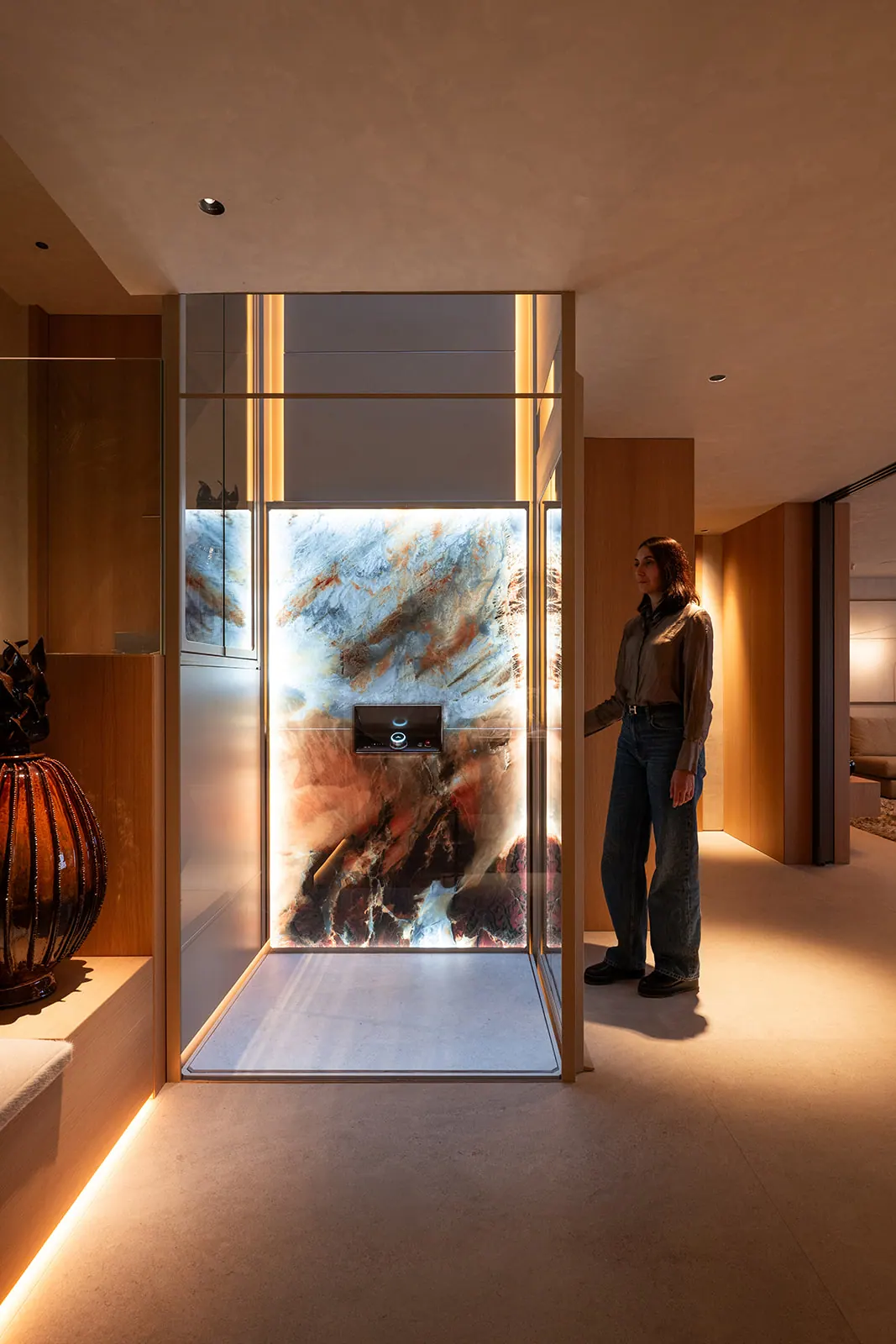 Ascensor Aritco HomeLift de cristal y paneles en champagne · Vivienda unifamiliar con DesignWall personalizado en Madrid · vista general