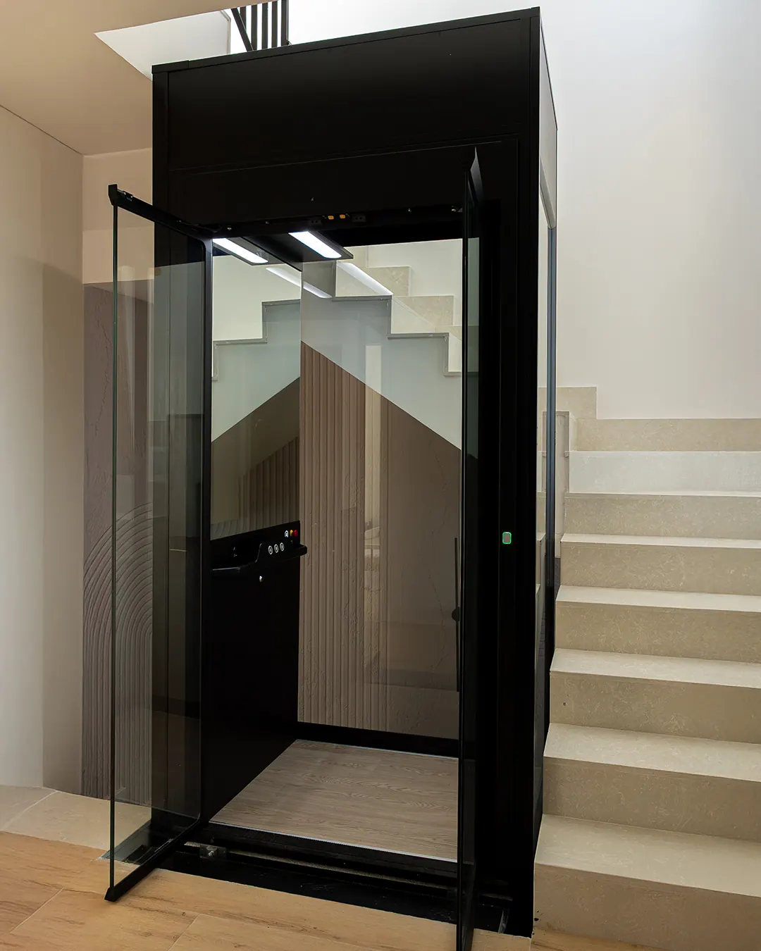 Ascensor Aritco HomeLift Compact de cristal y paneles en antracita · Vivienda unifamiliar en Salamanca · vista general