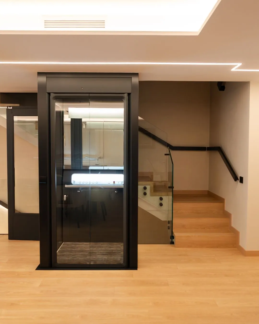 Ascensor Aritco HomeLift Access de cristal y paneles en negro · Vivienda unifamiliar en Barcelona · vista general