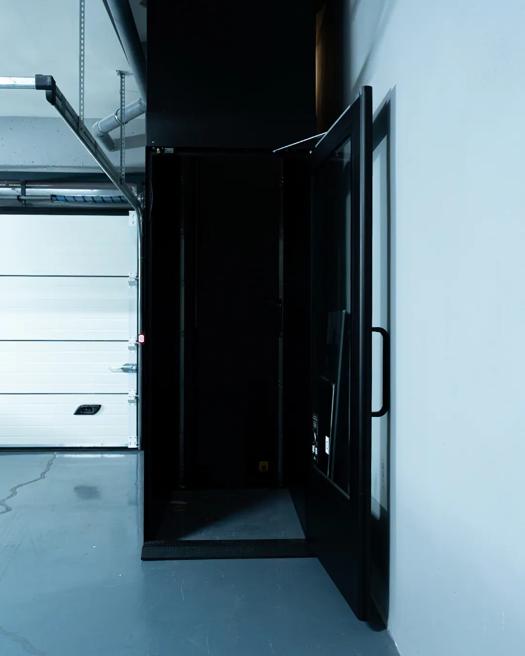 Ascensor Aritco HomeLift Compact de cristal y paneles en antracita · Vivienda unifamiliar en Salamanca · vista general