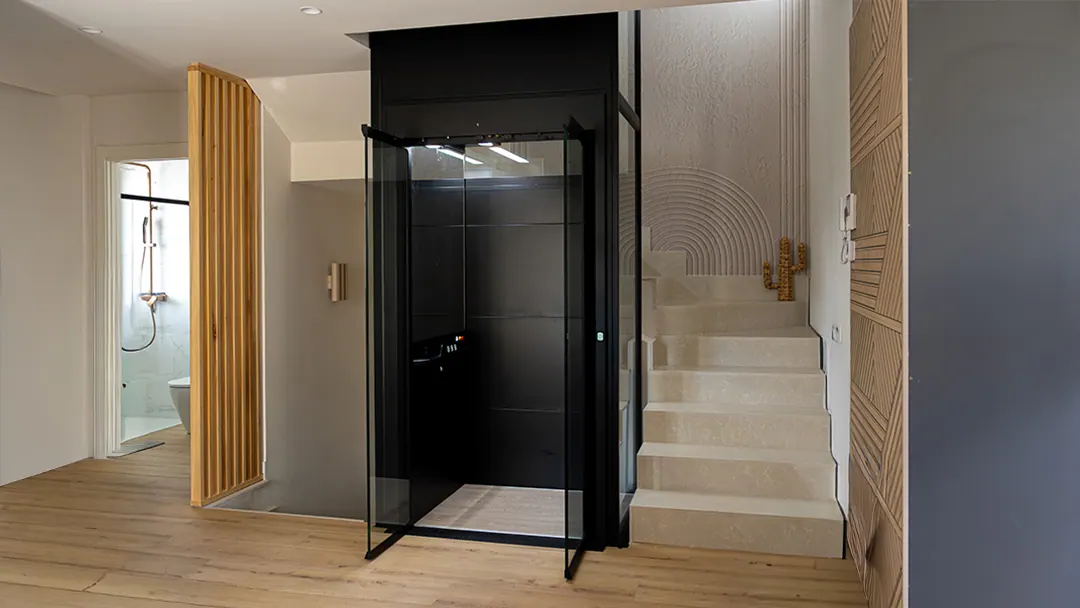 Ascensor Aritco HomeLift Compact de cristal y paneles en antracita · Vivienda unifamiliar en Salamanca · vista general