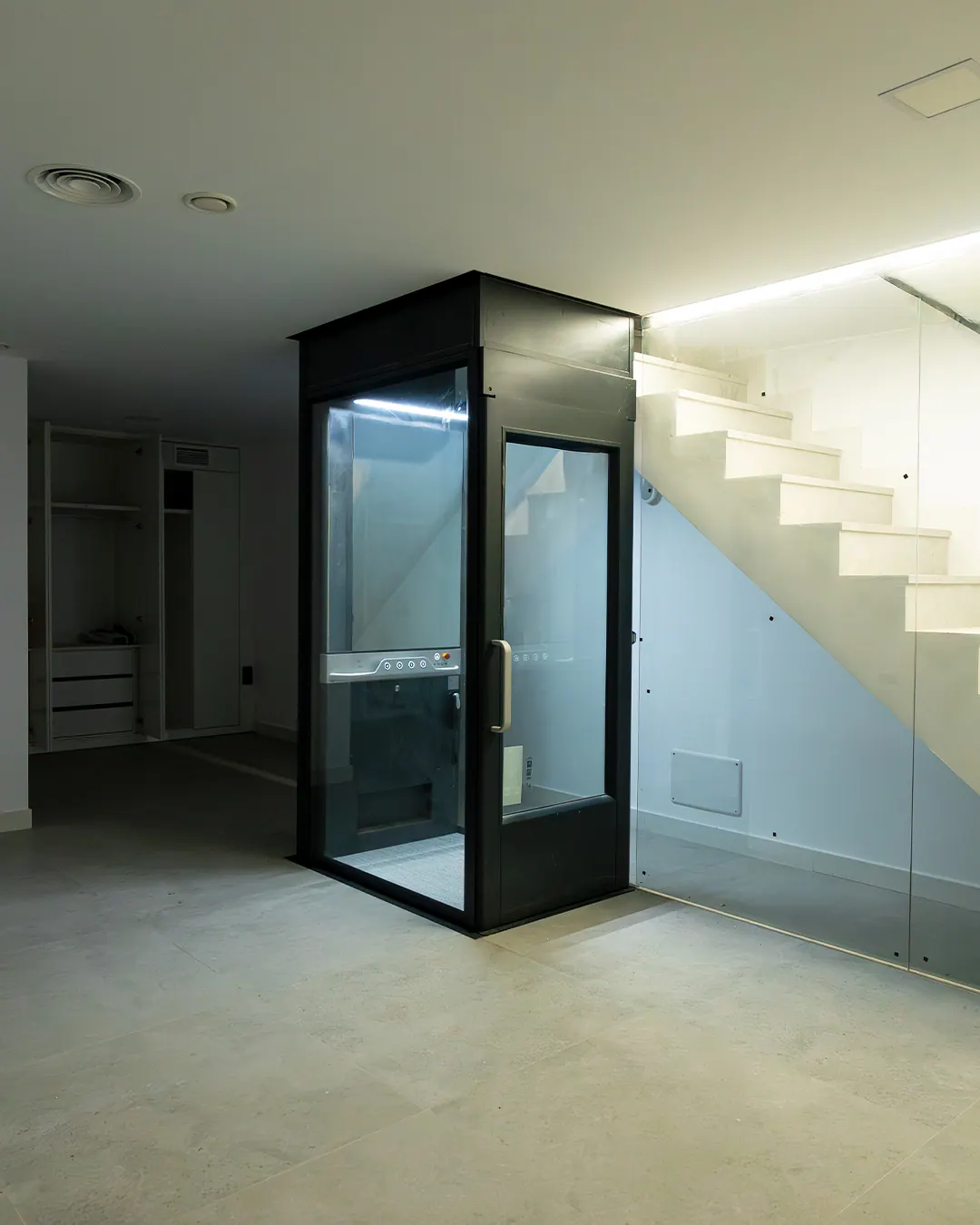 Ascensor Aritco HomeLift Compact de cristal en antracita · Vivienda unifamiliar con escalera volada en Córdoba · vista general
