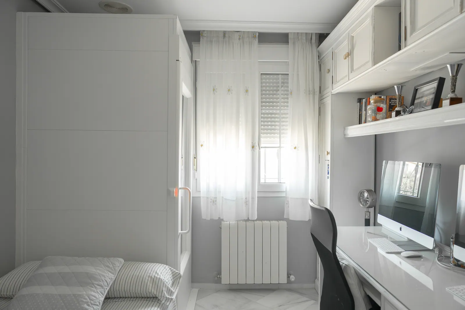 Ascensor Aritco HomeLift Compact de cristal y paneles en blanco · Vivienda unifamiliar con patio en Córdoba · vista general