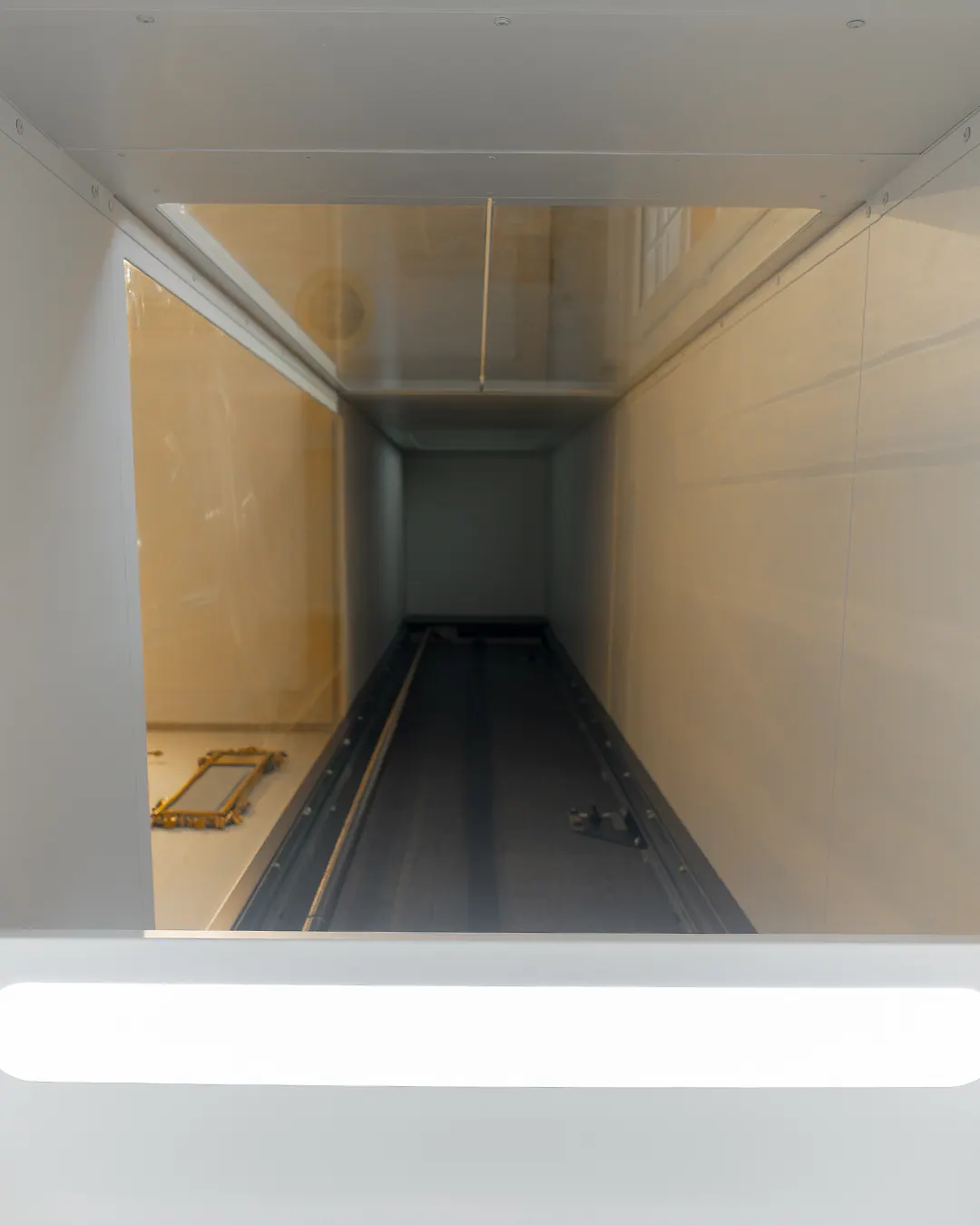 Ascensor Aritco HomeLift Compact de cristal y paneles en blanco · Vivienda unifamiliar con patio en Córdoba · interior