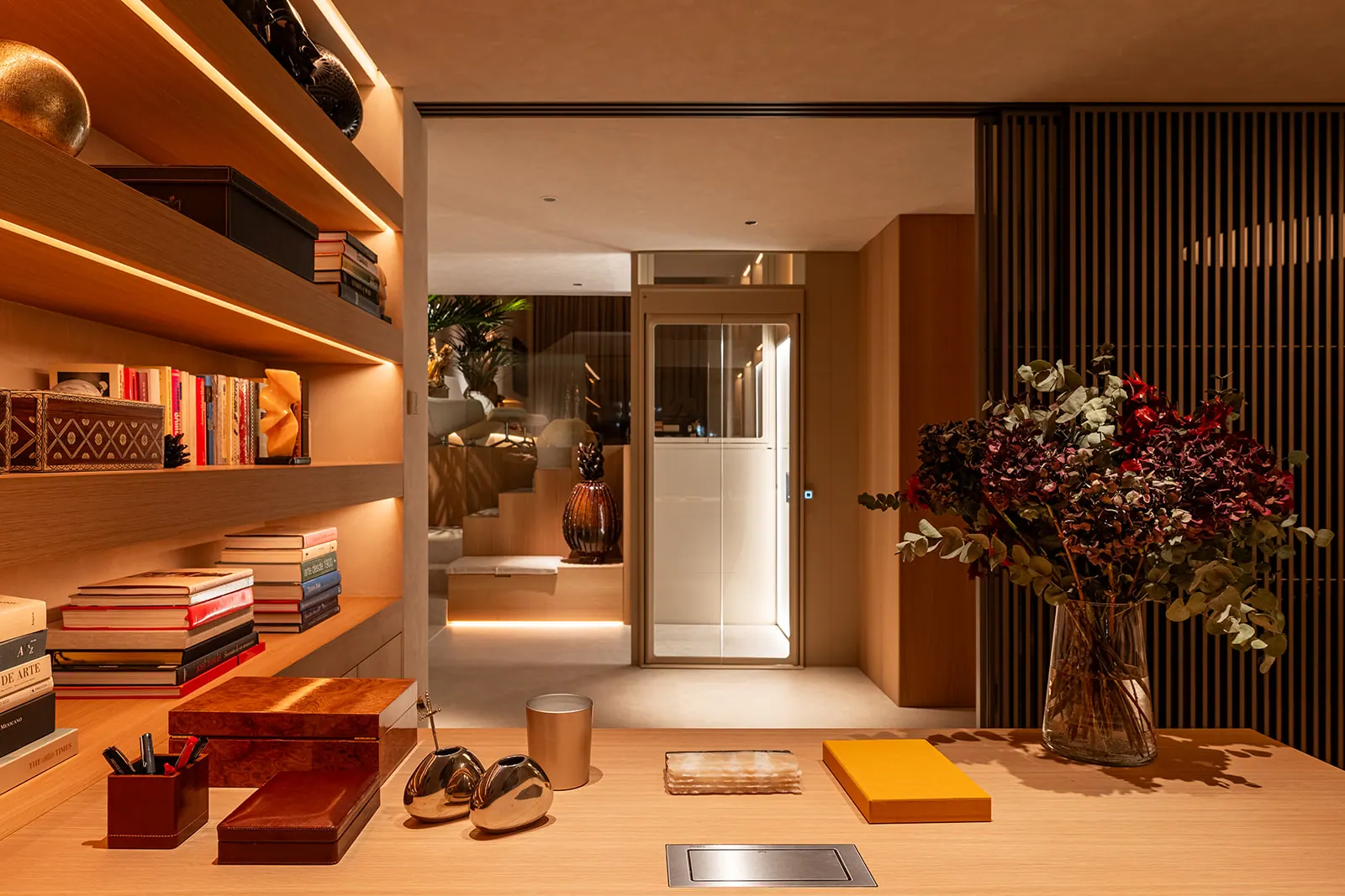 Ascensor Aritco HomeLift de cristal y paneles en champagne · Vivienda unifamiliar con DesignWall personalizado en Madrid · vista general