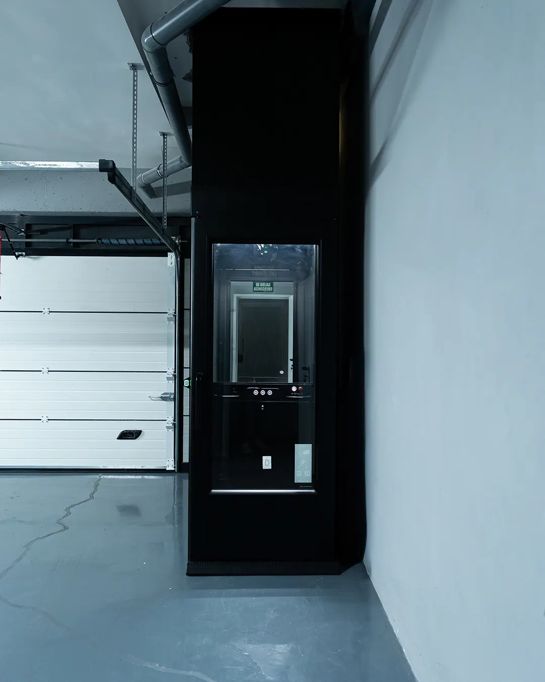 Ascensor Aritco HomeLift Compact de cristal y paneles en antracita · Vivienda unifamiliar en Salamanca · vista general