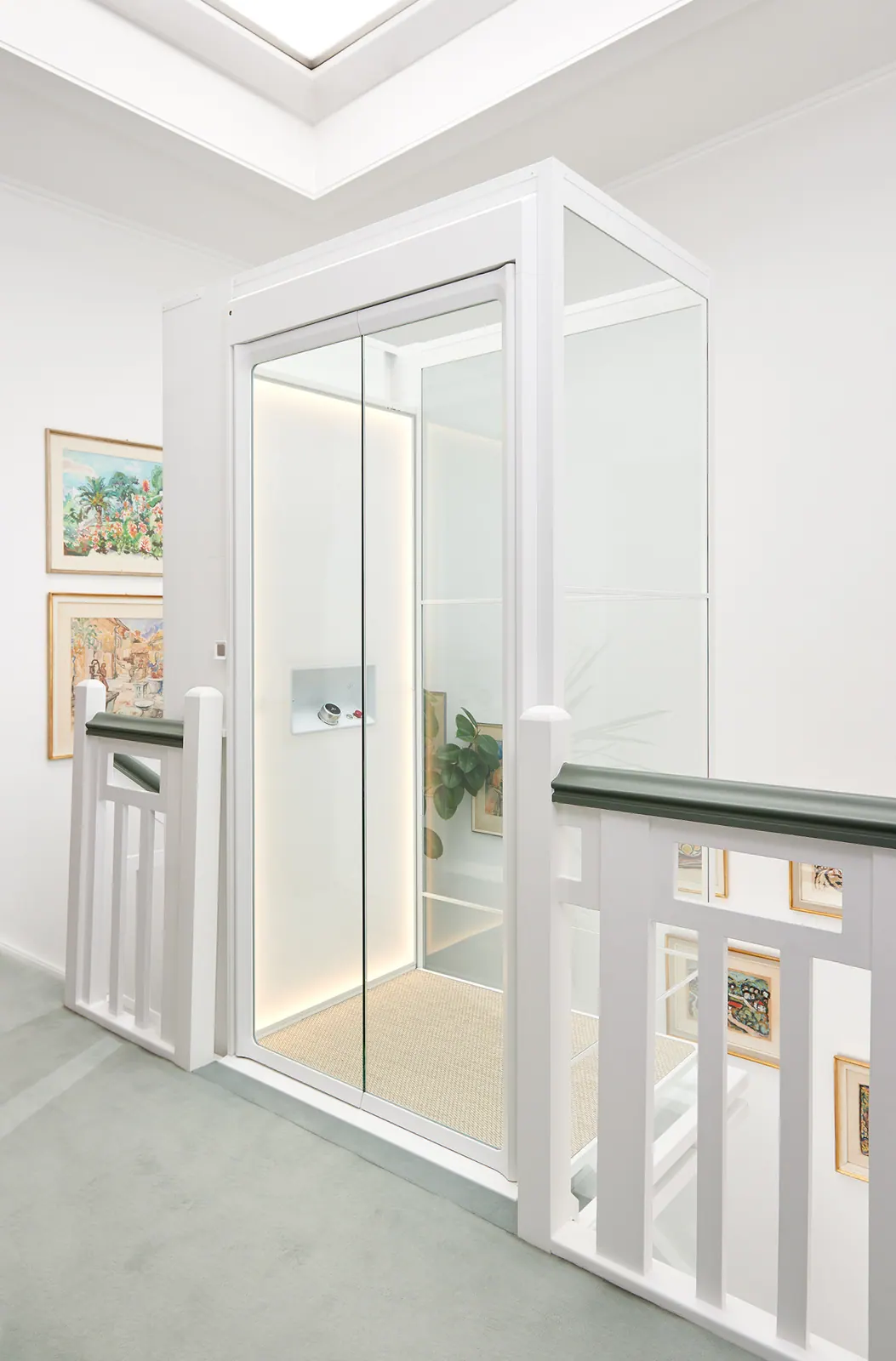 Ascensor Aritco HomeLift de cristal en blanco · Vivienda clásica en Madrid · vista general