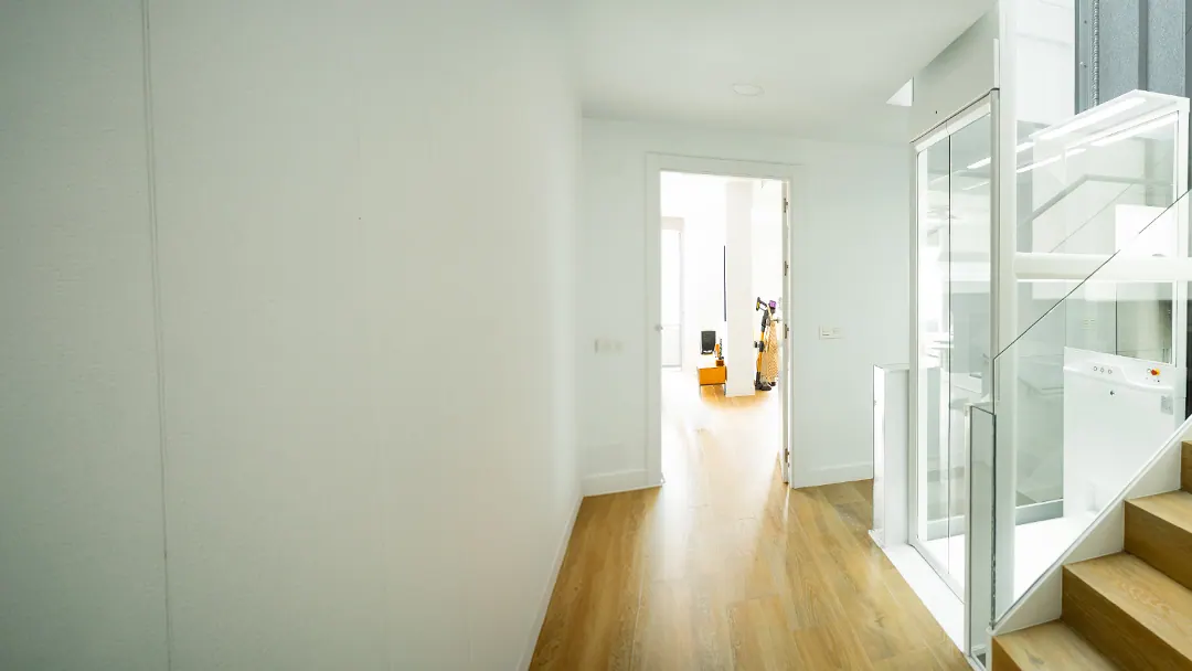 Ascensor Aritco HomeLift Compact de cristal en blanco · Vivienda unifamiliar con escalera de madera en Boadilla del Monte · vista general