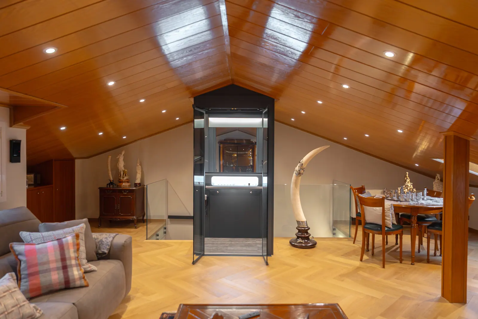 Ascensor Aritco HomeLift Access de cristal y paneles en antracita · Vivienda unifamiliar en Sabadell con escalera de madera · vista general