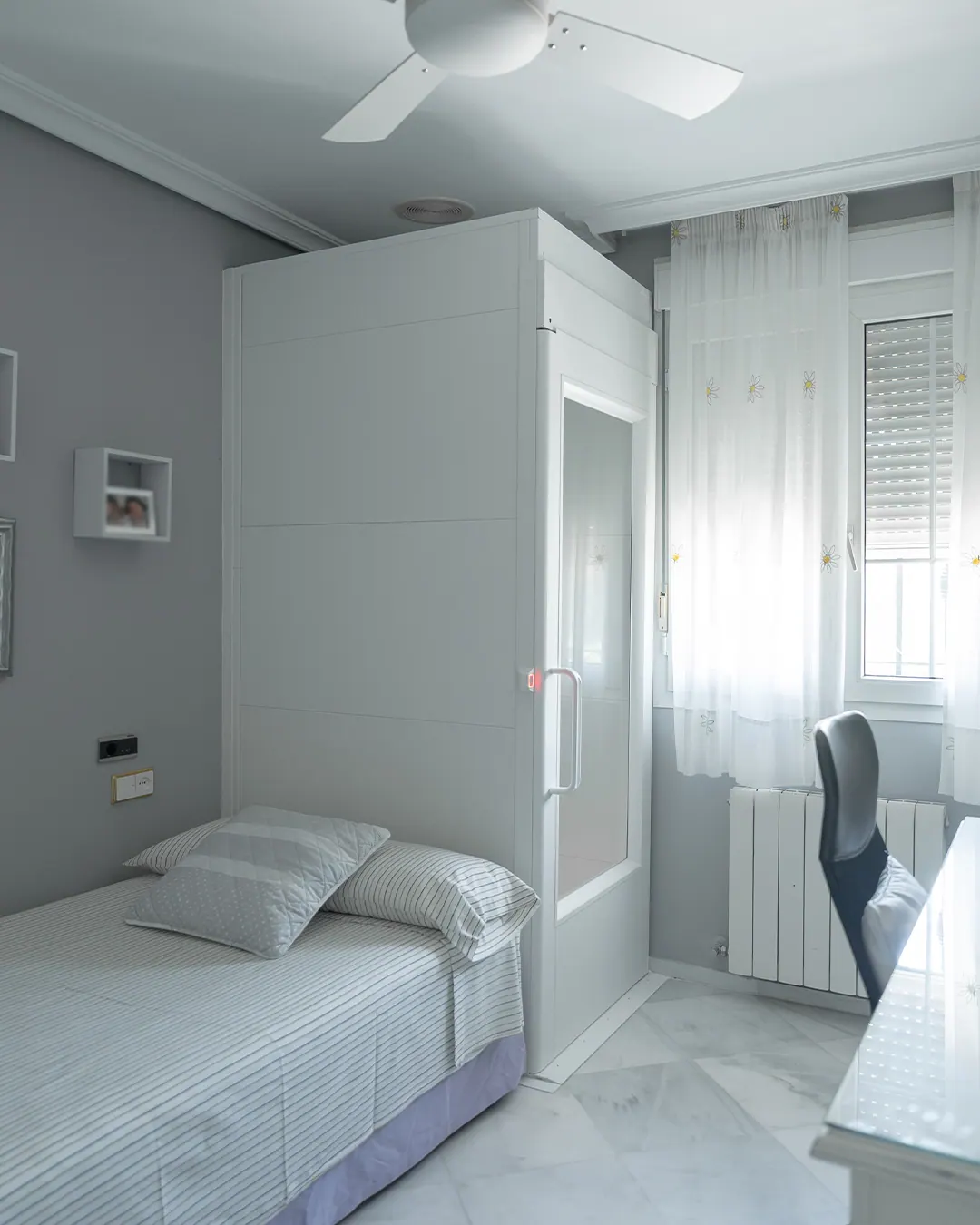 Ascensor Aritco HomeLift Compact de cristal y paneles en blanco · Vivienda unifamiliar con patio en Córdoba · vista general