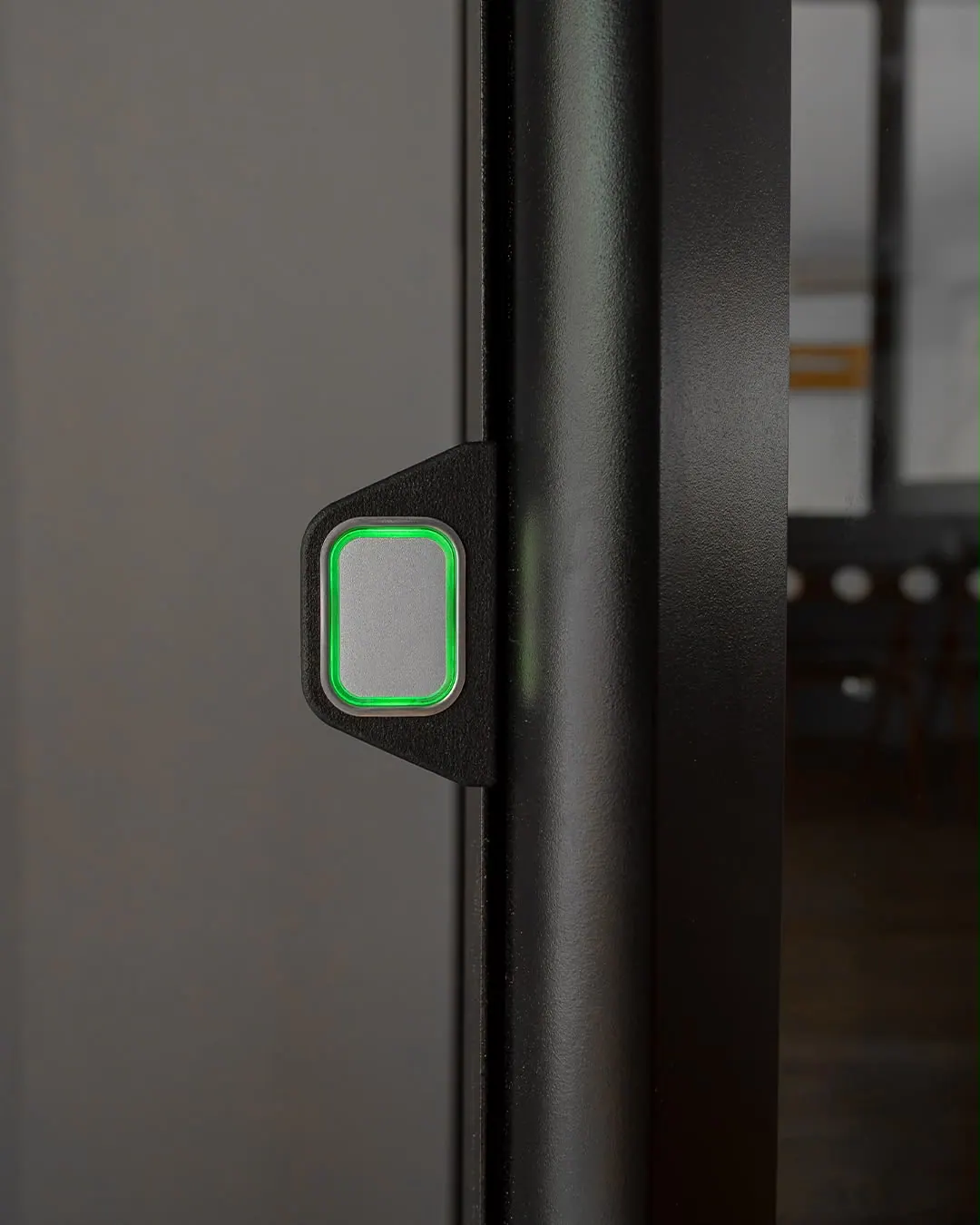 Ascensor Aritco HomeLift Compact de cristal en negro · Vivienda unifamiliar en Sabadell con ascensor junto a la chimenea · detalle
