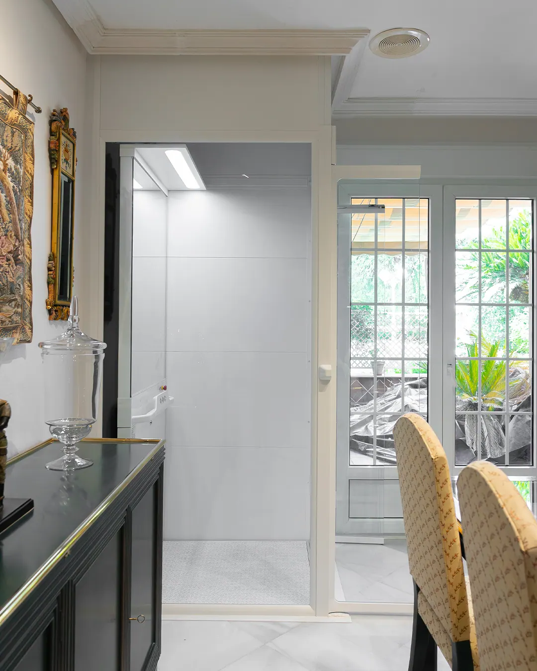 Ascensor Aritco HomeLift Compact de cristal y paneles en blanco · Vivienda unifamiliar con patio en Córdoba · vista general