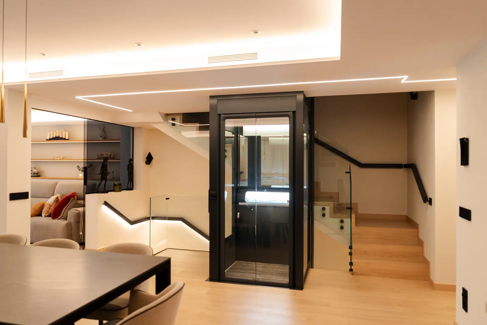 Ascensor Aritco HomeLift Access de cristal y paneles en antracita · Vivienda unifamiliar en Sabadell con escalera de madera · vista general