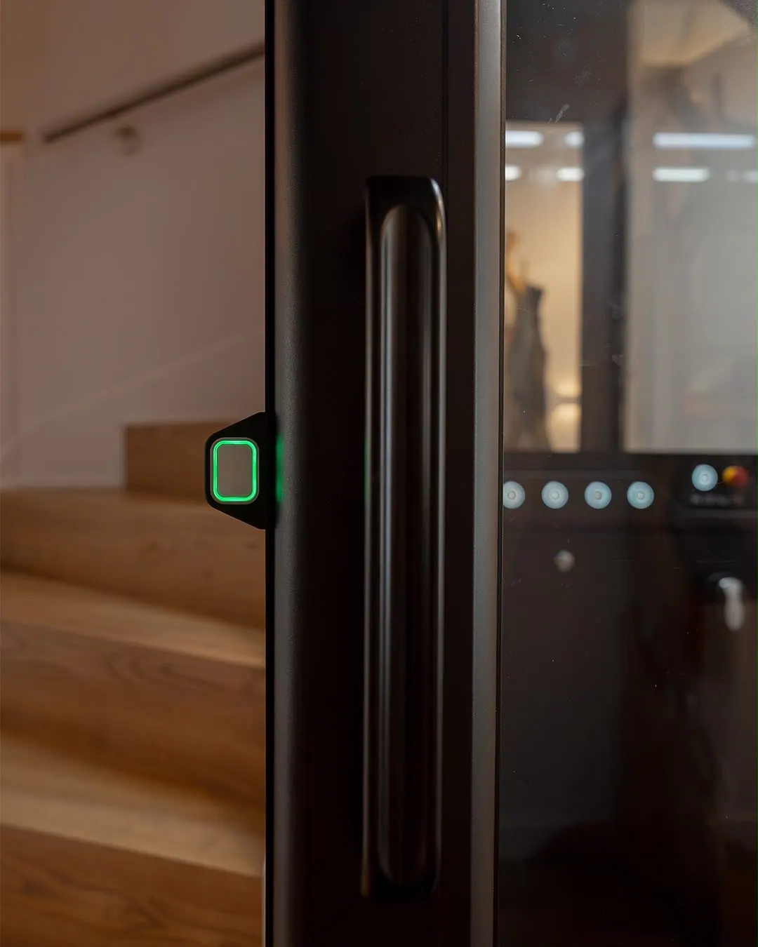 Ascensor Aritco HomeLift Compact de cristal en negro · Vivienda unifamiliar en Sabadell con ascensor junto a la chimenea · detalle
