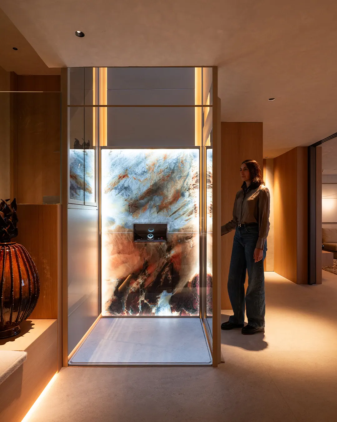 Ascensor Aritco HomeLift de cristal y paneles en champagne · Vivienda unifamiliar con DesignWall personalizado en Madrid · vista general