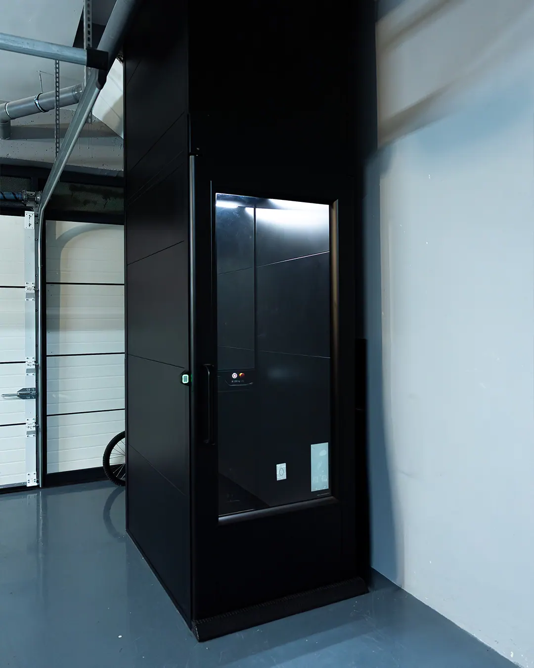 Ascensor Aritco HomeLift Compact de cristal y paneles en antracita · Vivienda unifamiliar en Salamanca · vista general