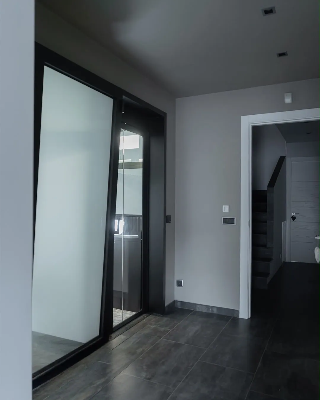 Ascensor Aritco HomeLift Access de cristal en negro · Vivienda unifamiliar en Centelles · vista general