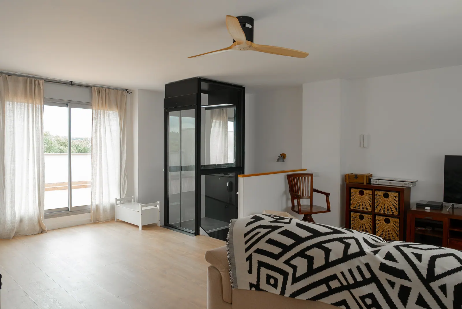 Ascensor Aritco HomeLift Compact de cristal en negro · Vivienda unifamiliar en Sabadell con ascensor junto a la chimenea · vista general