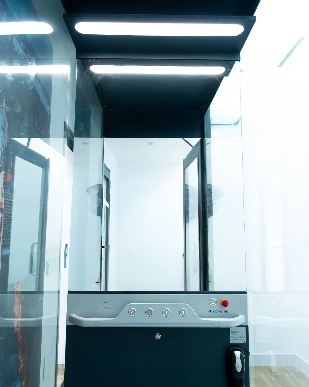 Ascensor Aritco HomeLift Compact de cristal en antracita · Vivienda unifamiliar con escalera volada en Córdoba · interior