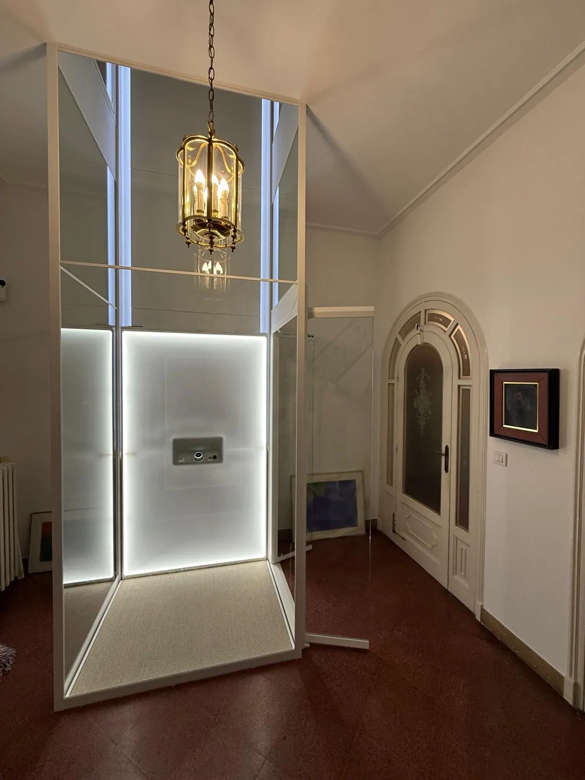 Ascensor Aritco HomeLift de cristal y paneles en blanco · Villa en Santa Cruz de Tenerife · vista general