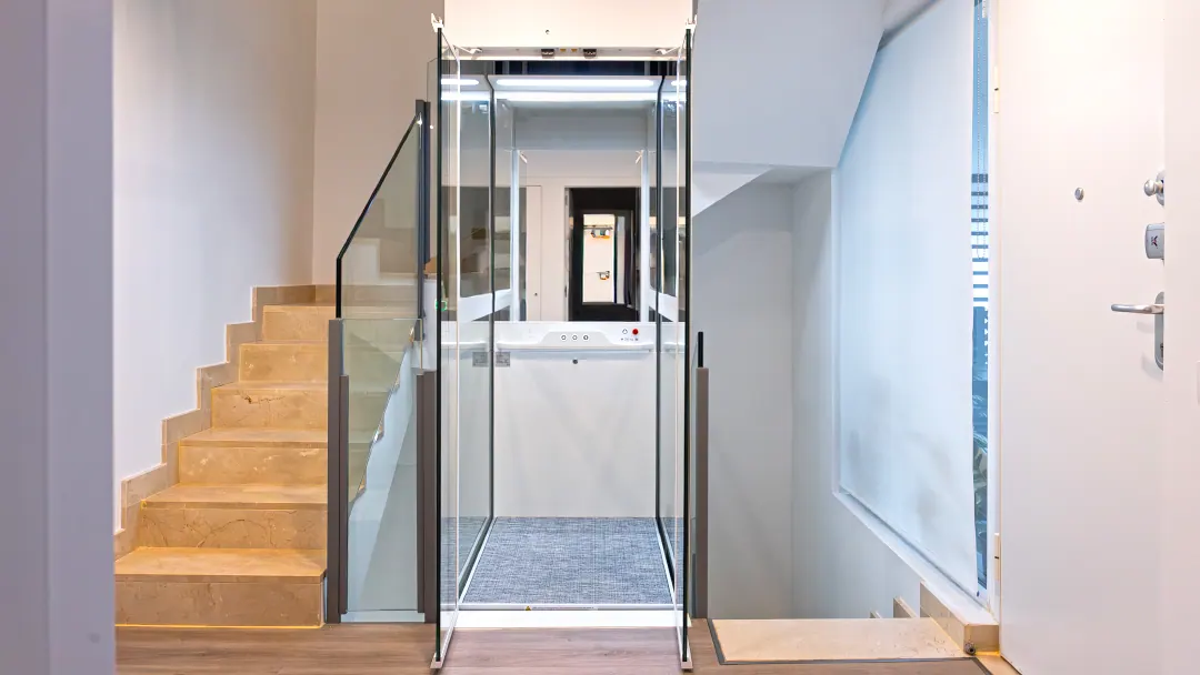 Ascensor Aritco HomeLift Compact de cristal en blanco · Vivienda unifamiliar con escalera de mármol en Boadilla del Monte · vista general
