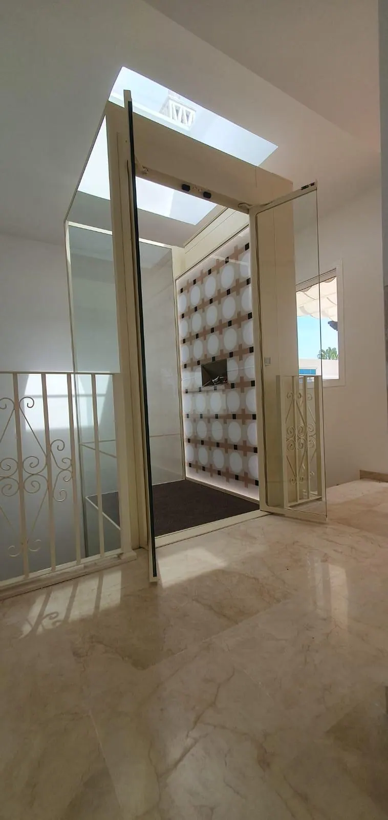 Ascensor Aritco HomeLift de cristal y paneles · Villa de lujo en Marbella · vista general