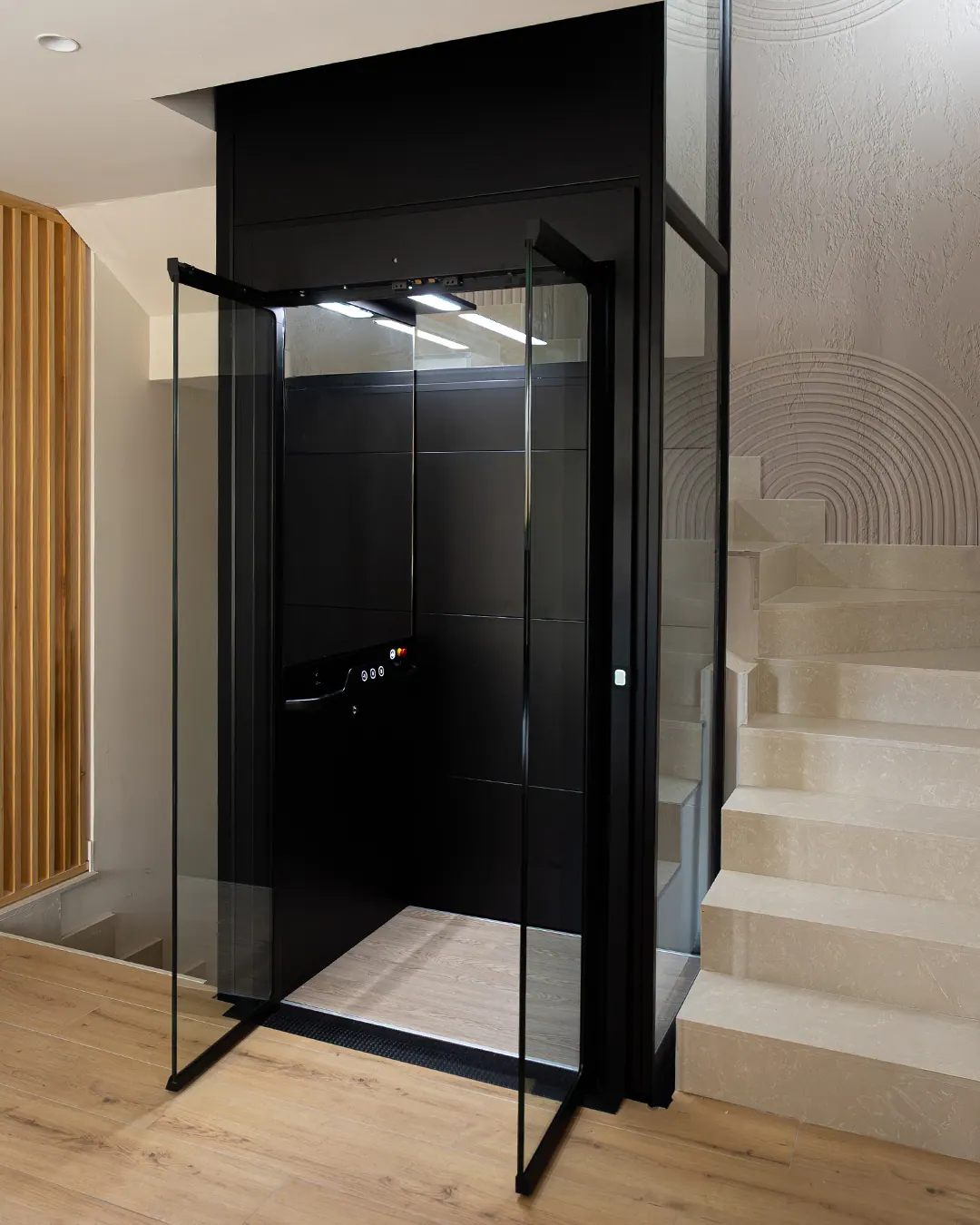 Ascensor Aritco HomeLift Compact de cristal y paneles en antracita · Vivienda unifamiliar en Salamanca · vista general