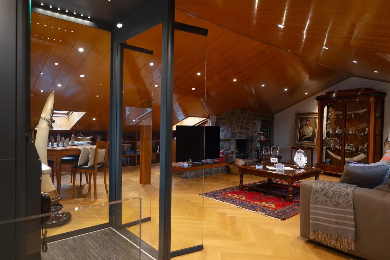 Ascensor Aritco HomeLift Access de cristal y paneles en antracita · Vivienda unifamiliar en Sabadell con escalera de madera · vista general