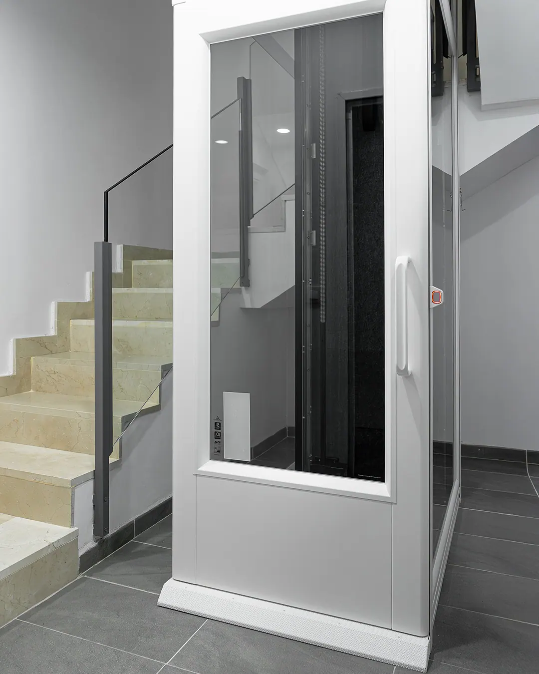 Ascensor Aritco HomeLift Compact de cristal en blanco · Vivienda unifamiliar con escalera de mármol en Boadilla del Monte · vista general