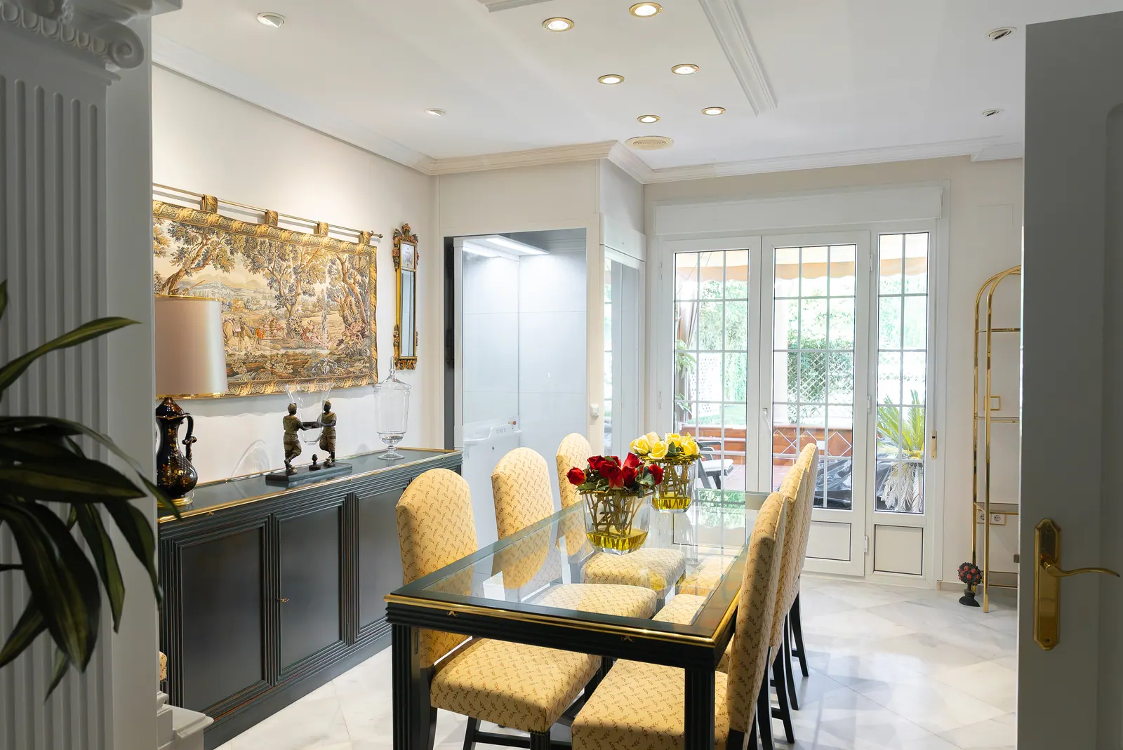 Ascensor Aritco HomeLift Compact de cristal y paneles en blanco · Vivienda unifamiliar con patio en Córdoba · vista general