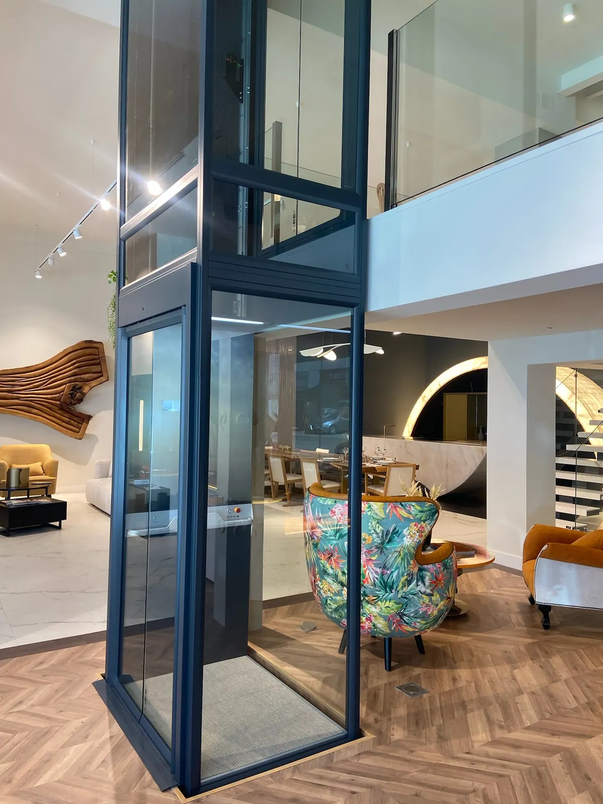 Ascensor Aritco HomeLift Compact de cristal en antracita · Showroom en Marbella · vista general
