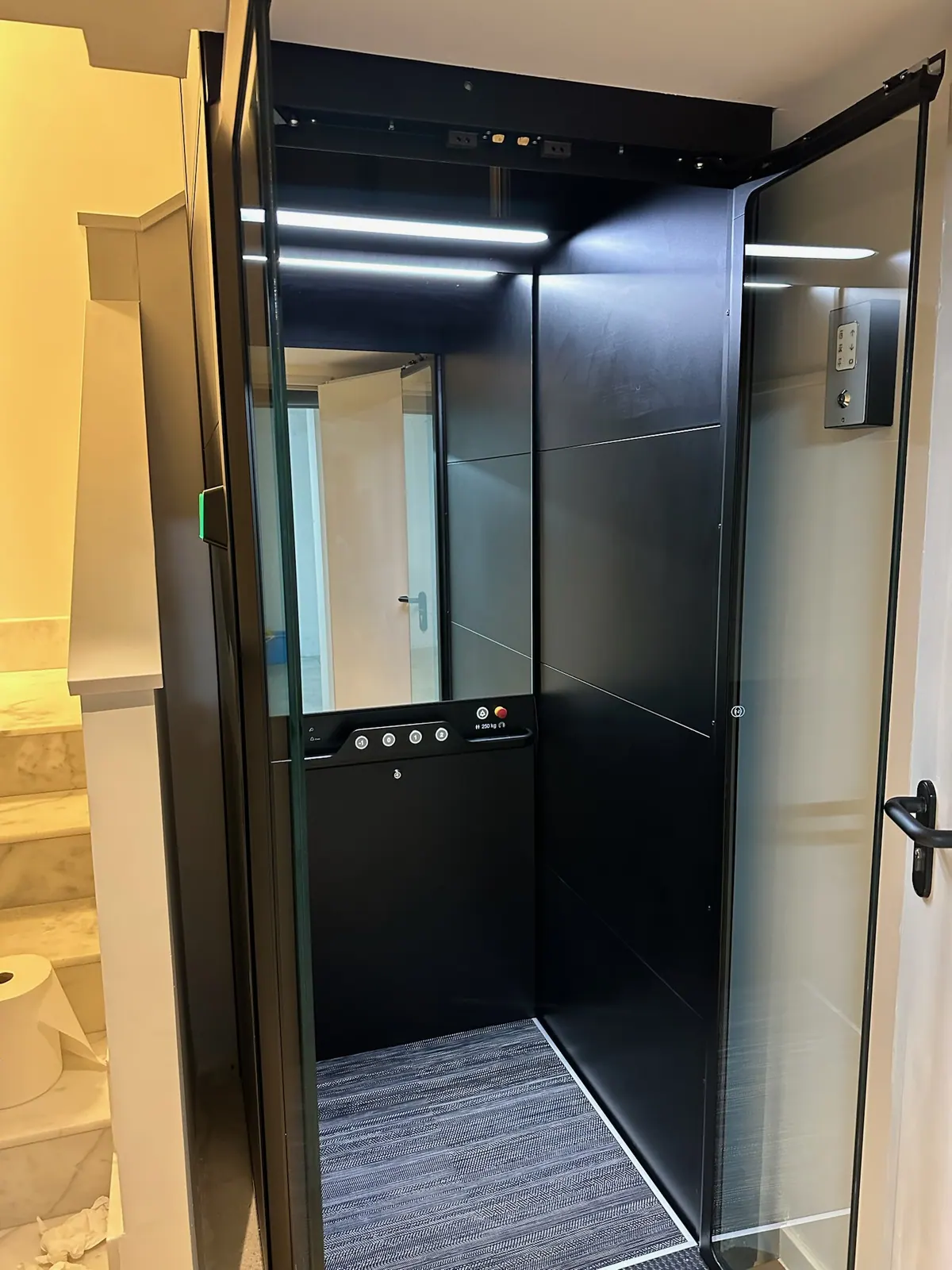 Ascensor Aritco HomeLift Compact de cristal y paneles en negro · Vivienda unifamiliar en Madrid con ascensor negro · interior