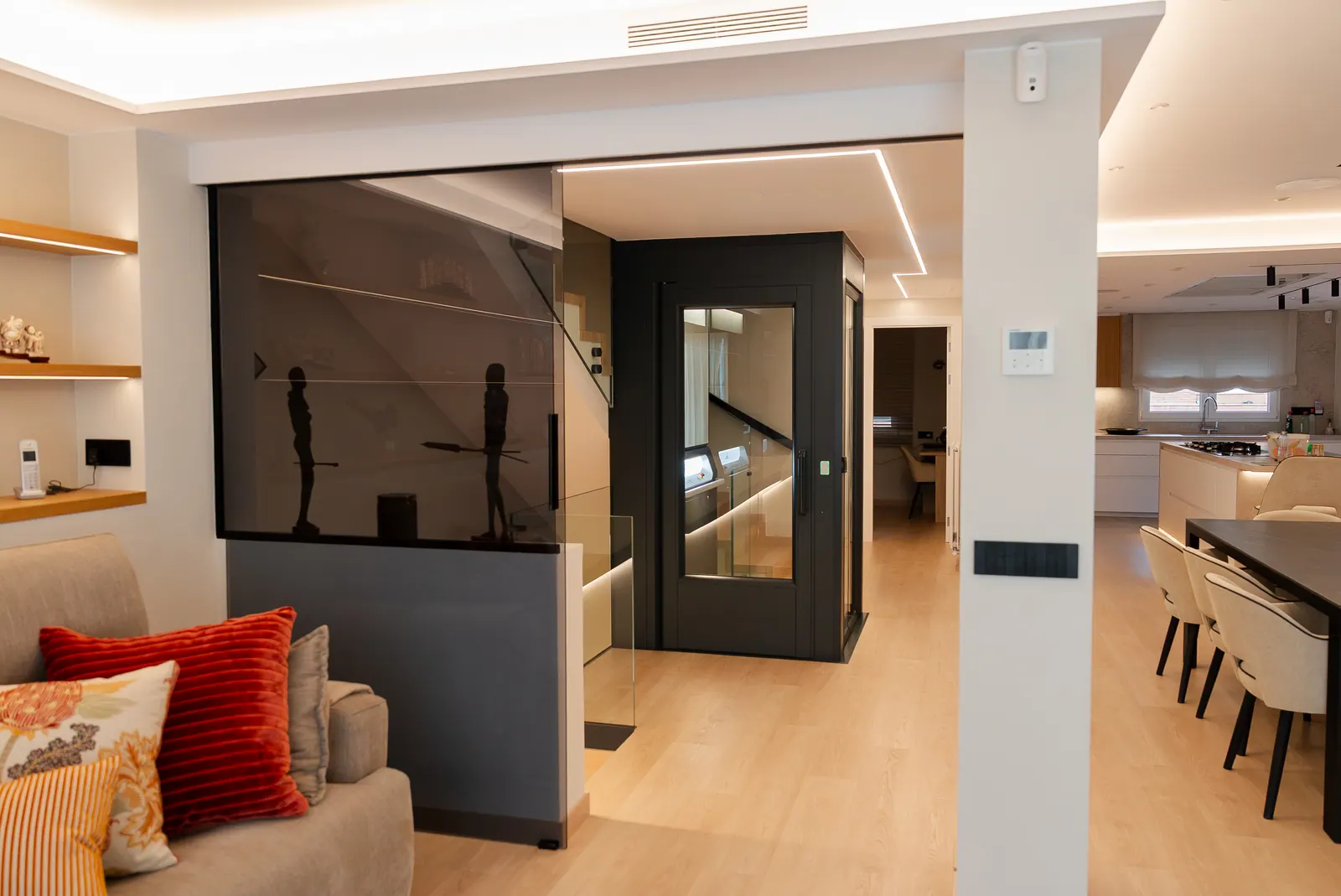 Ascensor Aritco HomeLift Access de cristal y paneles en antracita · Vivienda unifamiliar en Sabadell con escalera de madera · vista general