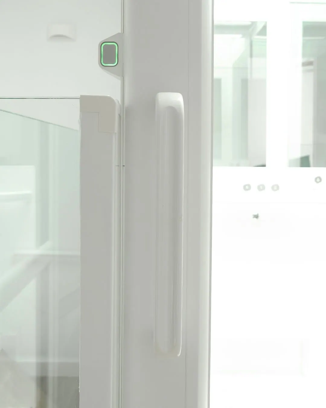 Ascensor Aritco HomeLift Compact de cristal en blanco · Vivienda unifamiliar con escalera de madera en Boadilla del Monte · detalle
