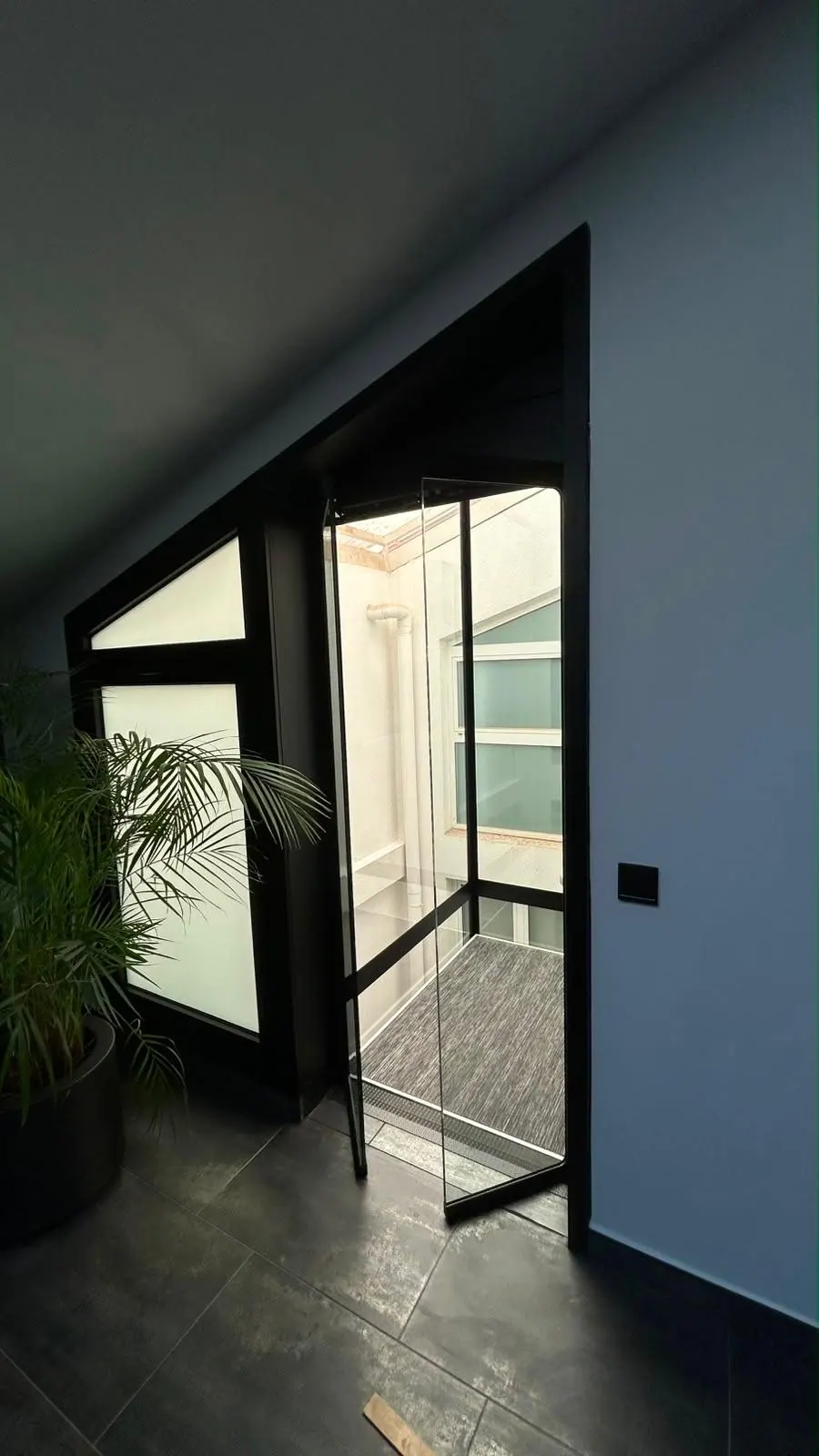Ascensor Aritco HomeLift Access de cristal en negro · Vivienda unifamiliar en Centelles · vista general