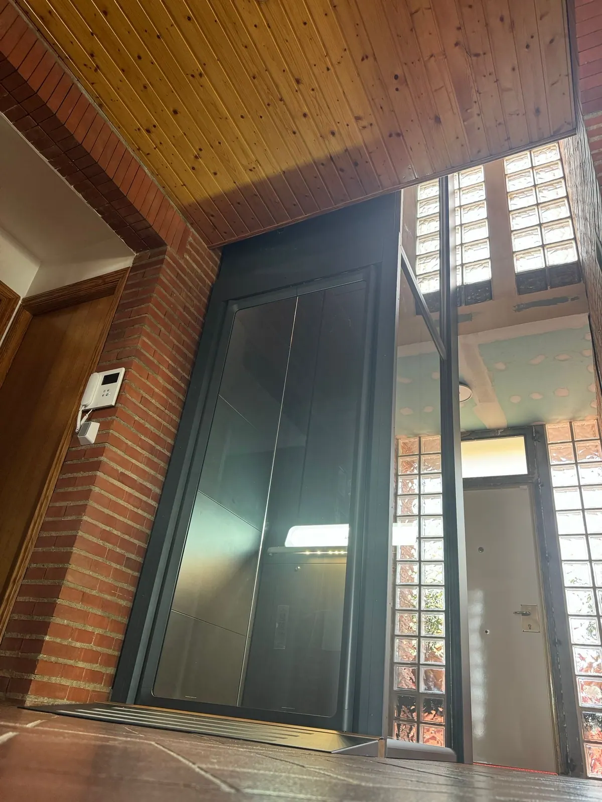 Ascensor Aritco HomeLift Access de cristal en antracita · Vivienda unifamiliar en Azuqueca de Henares · vista general