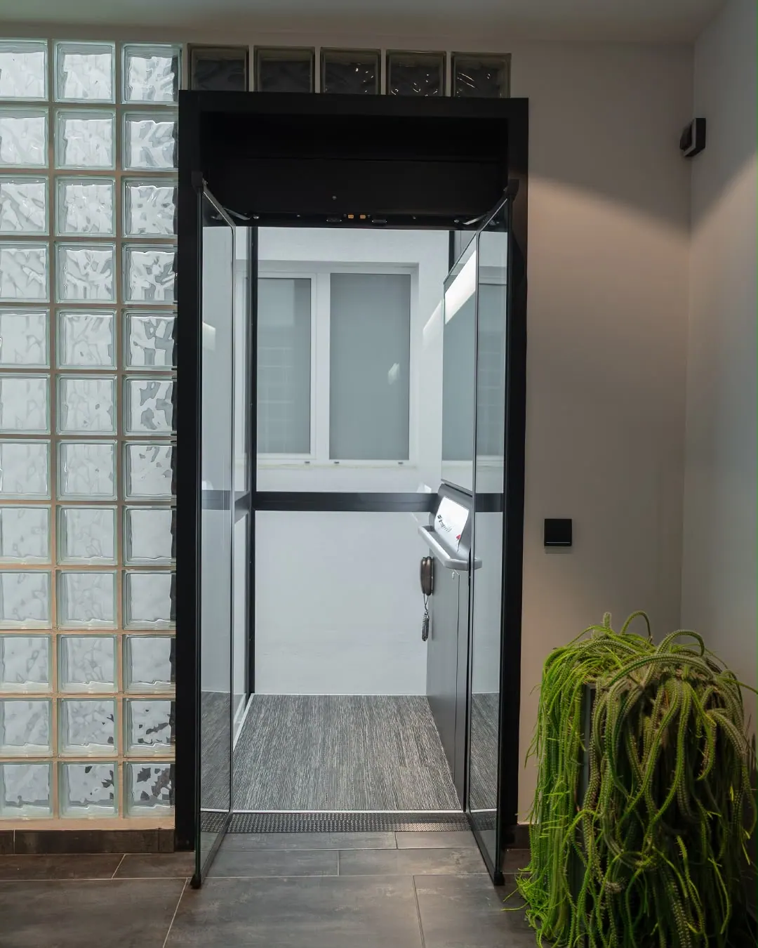 Ascensor Aritco HomeLift Access de cristal en negro · Vivienda unifamiliar en Centelles · vista general