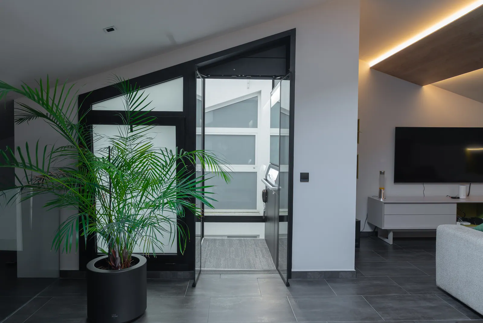 Ascensor Aritco HomeLift Access de cristal en negro · Vivienda unifamiliar en Manresa · vista general