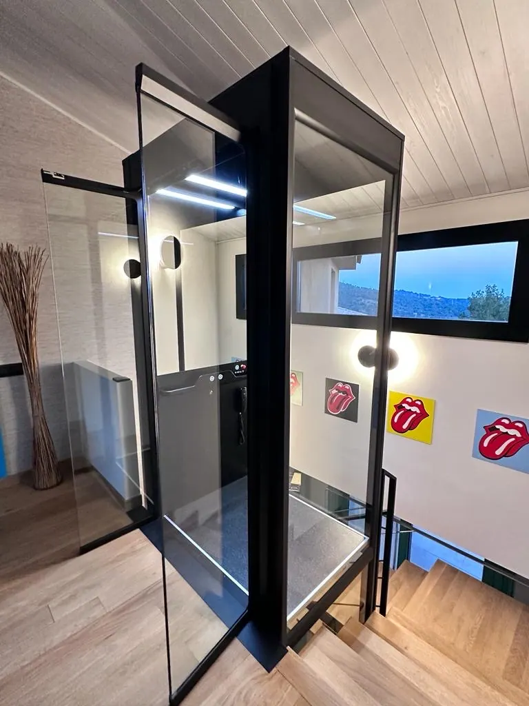 Ascensor Aritco HomeLift Compact de cristal en negro · Vivienda unifamiliar con buhardilla en Barcelona · vista general
