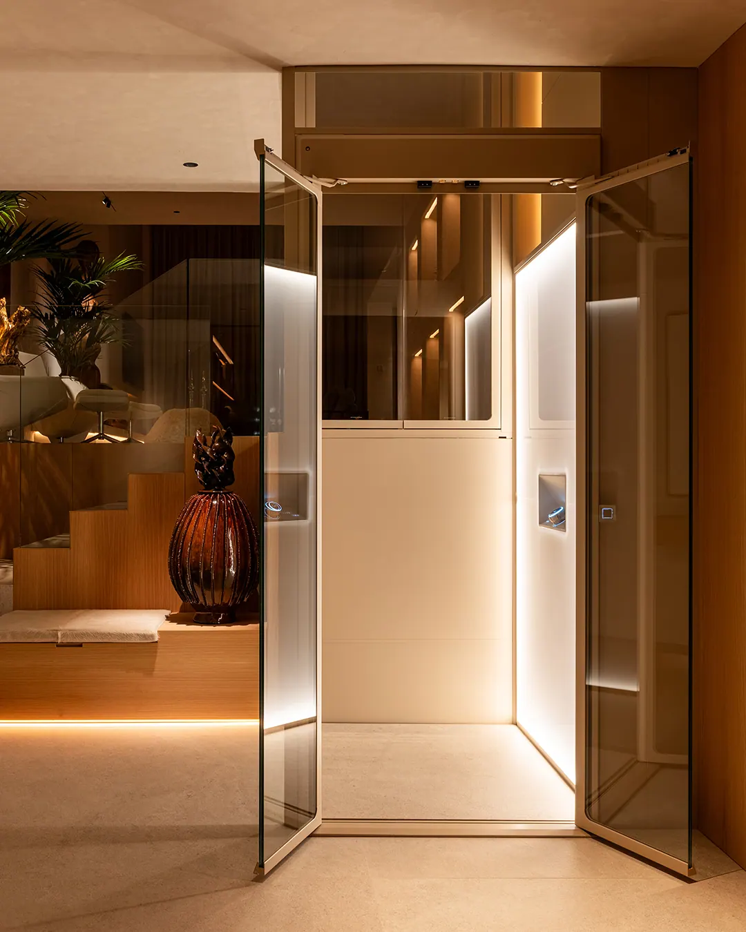 Ascensor Aritco HomeLift de cristal y paneles en champagne · Vivienda unifamiliar con DesignWall personalizado en Madrid · vista general
