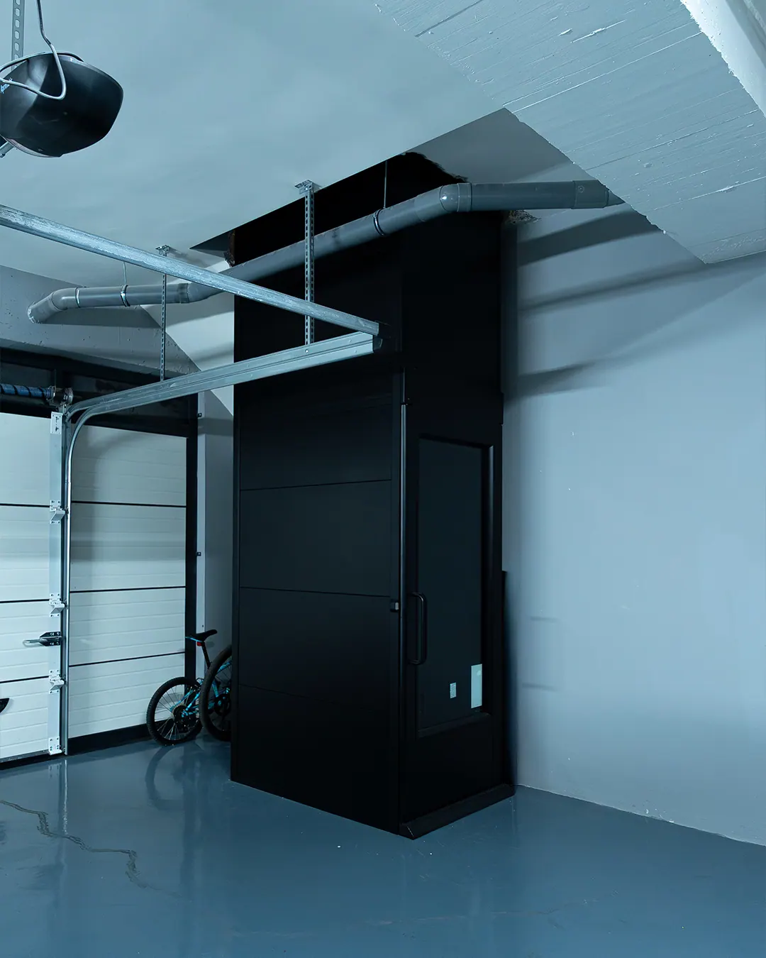 Ascensor Aritco HomeLift Compact de cristal y paneles en antracita · Vivienda unifamiliar en Salamanca · vista general