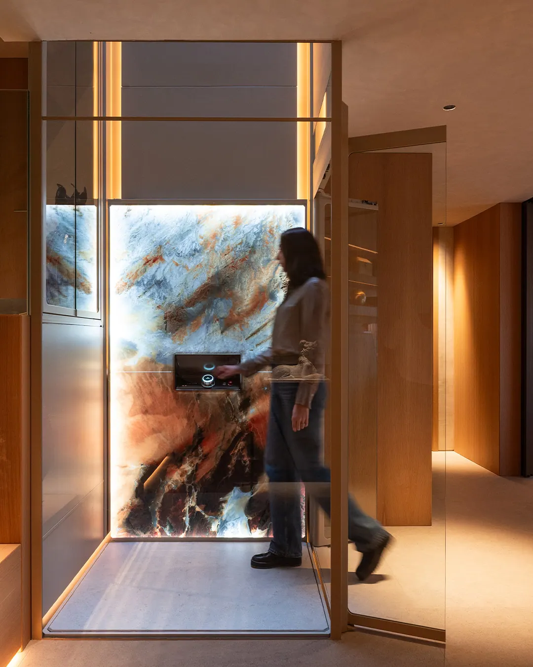 Ascensor Aritco HomeLift de cristal y paneles en champagne · Vivienda unifamiliar con DesignWall personalizado en Madrid · vista general