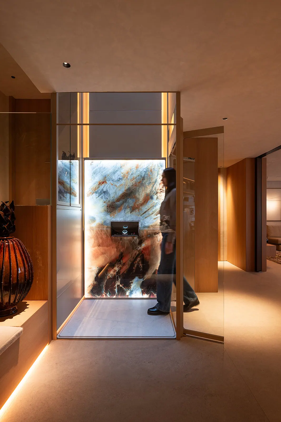 Ascensor Aritco HomeLift de cristal y paneles en champagne · Vivienda unifamiliar con DesignWall personalizado en Madrid · vista general